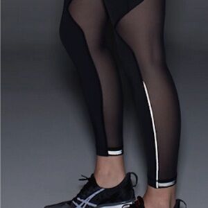 Lululemon /// Women’s Running In The City  7/8 Tights - Black Mesh - Size 6